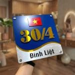 Biển số nhà có cờ Việt Nam. Nền Alu xanh và xước bạc BSN008