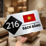 Biển số nhà có in cờ Việt Nam. Mẫu chất liệu Alu xước bạc BSN006