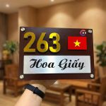 Biển số nhà có lá cờ Việt Nam . Nền Alu Nâu + Xước bạc. Số nhà, Lá cờ nổi 3D BSNALU101