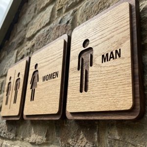 Bảng gỗ Toilet BGWC001- Bảng gỗ hai màu tương phản. Sang trọng, tinh tế, phù hợp mọi không gian