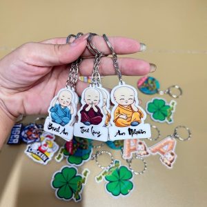In Móc Khóa Chú Tiểu Cầu Bình An Theo Yêu Cầu_MK206 – Móc Khóa Mica, Gỗ, Nhựa Dẻo 2 Mặt – Thiết Kế Miễn Phí – In Uv Sắc Nét | ACE DECOR
