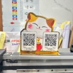 Biển Qr Code Alu Gương In Uv Mèo Thần Tài Theo Yêu Cầu Giá Rẽ