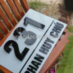 Biển Số Nhà Alu Trắng Chữ Mica Đen Bóng Nổi 3D Cao Cấp Kích Thước 20X30 – Thiết Kế Tinh Giản, Nổi Bật Cả Ngày Lẫn Đêm - Miễn Phí Thiết Kế - Giao Hàng Tận Nơi Tại Đà Lạt