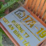 Biển Số Nhà Alu Xám Sần Chữ Gương Nổi – Xu Hướng Thiết Kế Mặt Tiền Được Ưa Chuộng Nhất 2026 Tại Bình Thuận