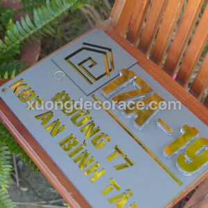 Biển Số Nhà Alu Xám Sần Chữ Gương Nổi – Xu Hướng Thiết Kế Mặt Tiền Được Ưa Chuộng Nhất 2026 Tại Bình Thuận