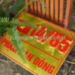 Biển Số Nhà Mica Đỏ Nền Vàng Gương Theo Yêu Cầu – Thiết Kế Phong Thủy Tăng Vượng Khí Tại Bắc Ninh