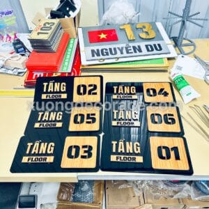 Biển Số Tầng Nền Mica Phối Chữ Gỗ - Sự Kết Hợp Tinh Tế Cho Không Gian Sang Trọng - Thiết Kế Theo Yêu Cầu -Uy Tín Chất Lượng