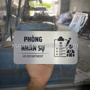 Gia Công Biển Phòng Ban Alu Bạc Xước In Uv- Bền Đẹp Giá Tận Xưởng
