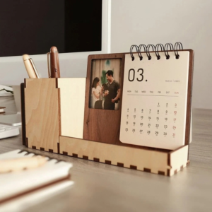 Lịch Gỗ Khung Ảnh Để Bàn Tích Hợp Hộp Đựng Bút Cao Cấp | ACE Decor